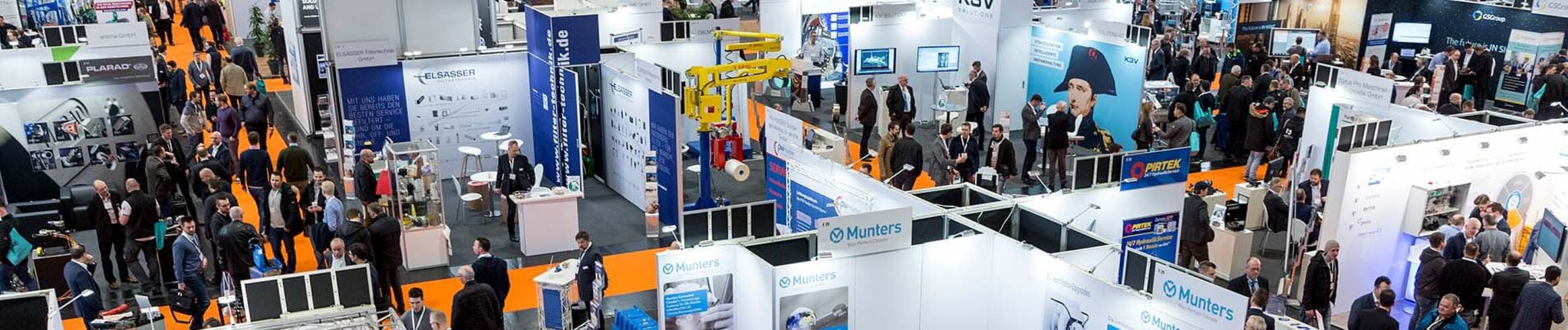 Messefoto von der gersamten Messehalle mit Besuchern Besucherfluss